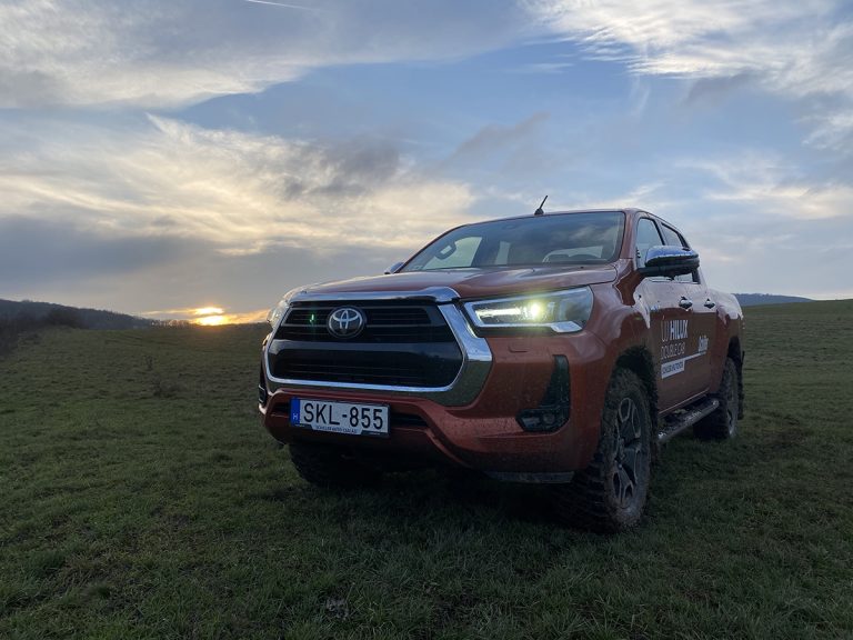 az-uj-toyota-hilux