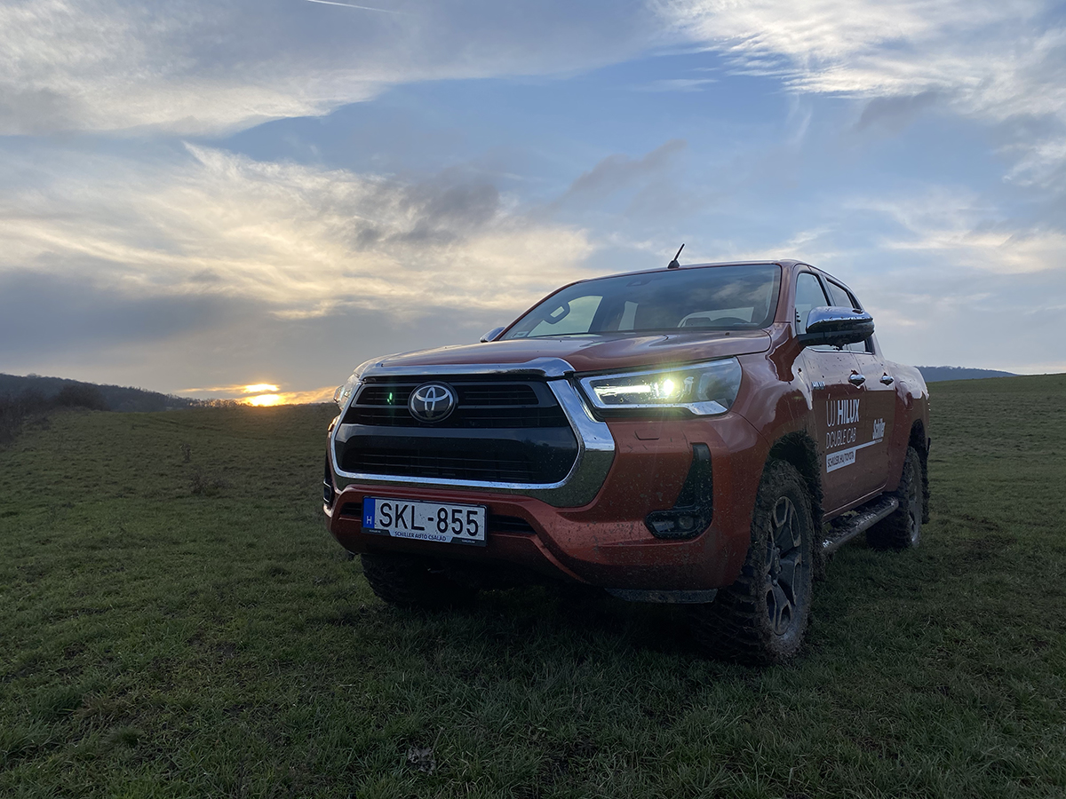 az-uj-toyota-hilux
