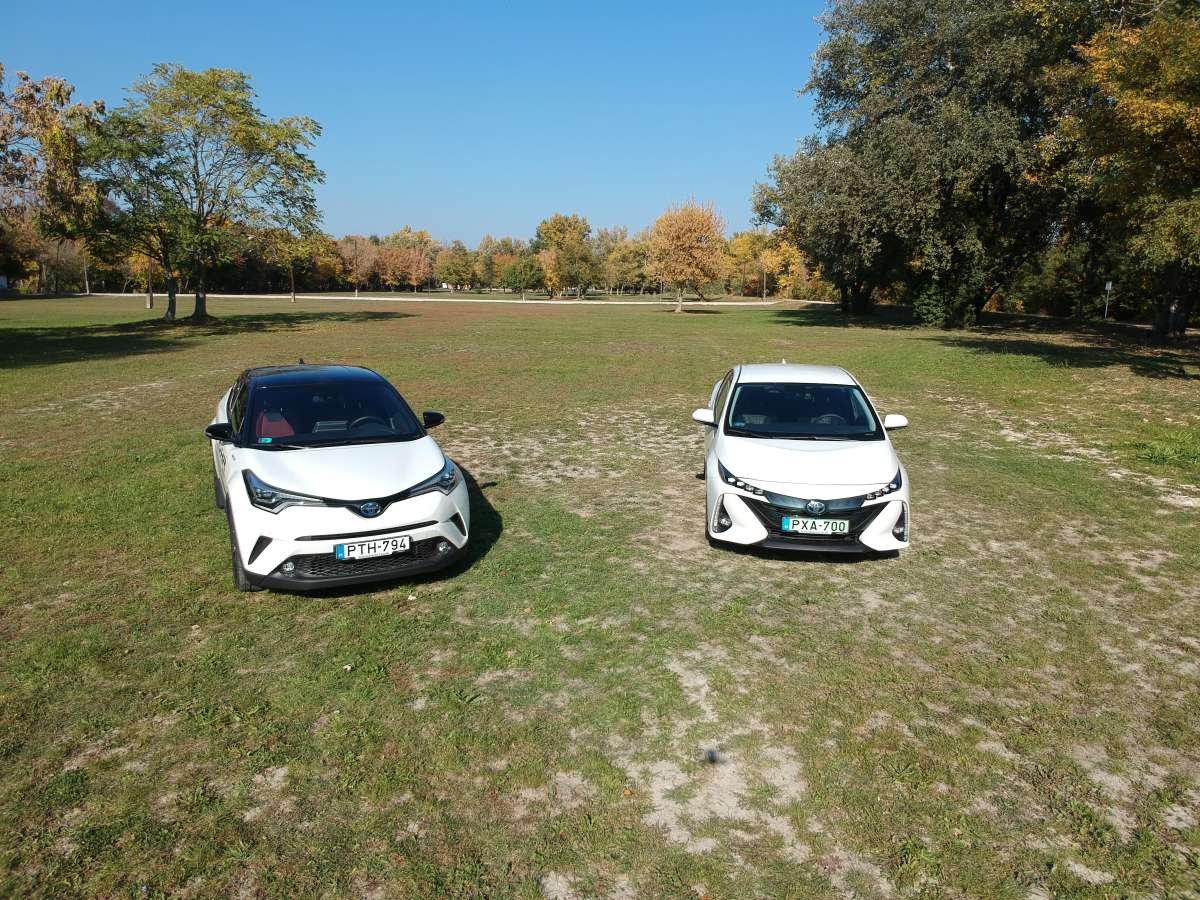 toyota prius és toyota c-hr A Toyota két hibrid siker modellje: a Prius és a C-HR