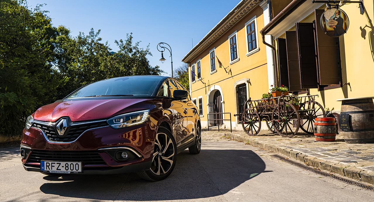 A Renault Grand Scenic praktikus 7 személyes autóként hódít, így első a jól variálhatóság.