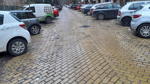 Parkolás Budapesten: utcán parkoló gépkocsik. Fotó: Wikipédia