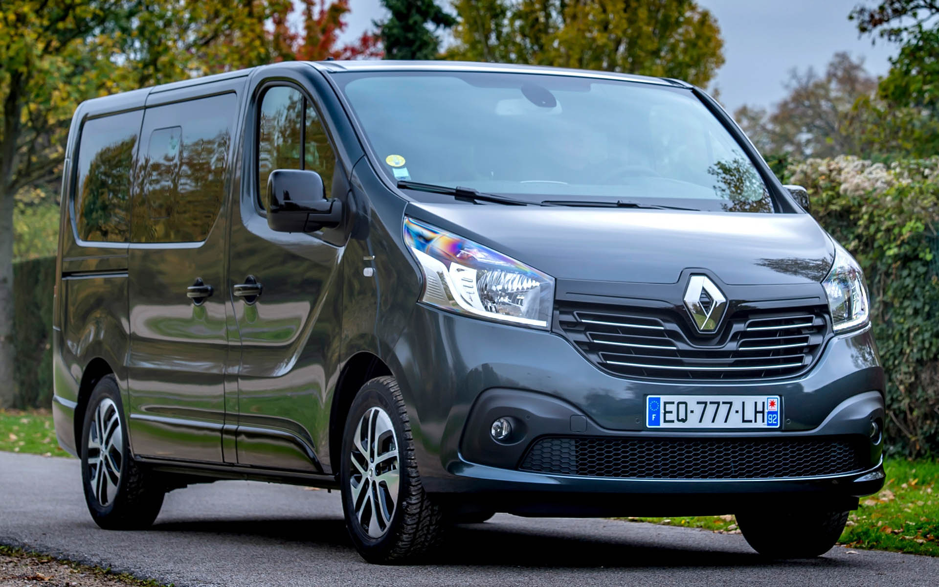 A Renault Trafic Combi nem csak 7 személyes autó, hanem 9 személyes kisbuszként is helytáll. Óriási belterével a sokat utazó többgyermekesek kedvence lehet.