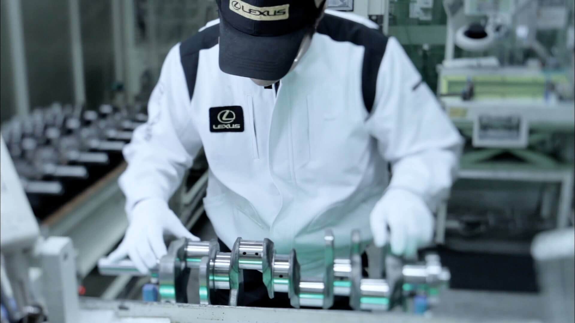 Takumi mester elmélyült munka közben