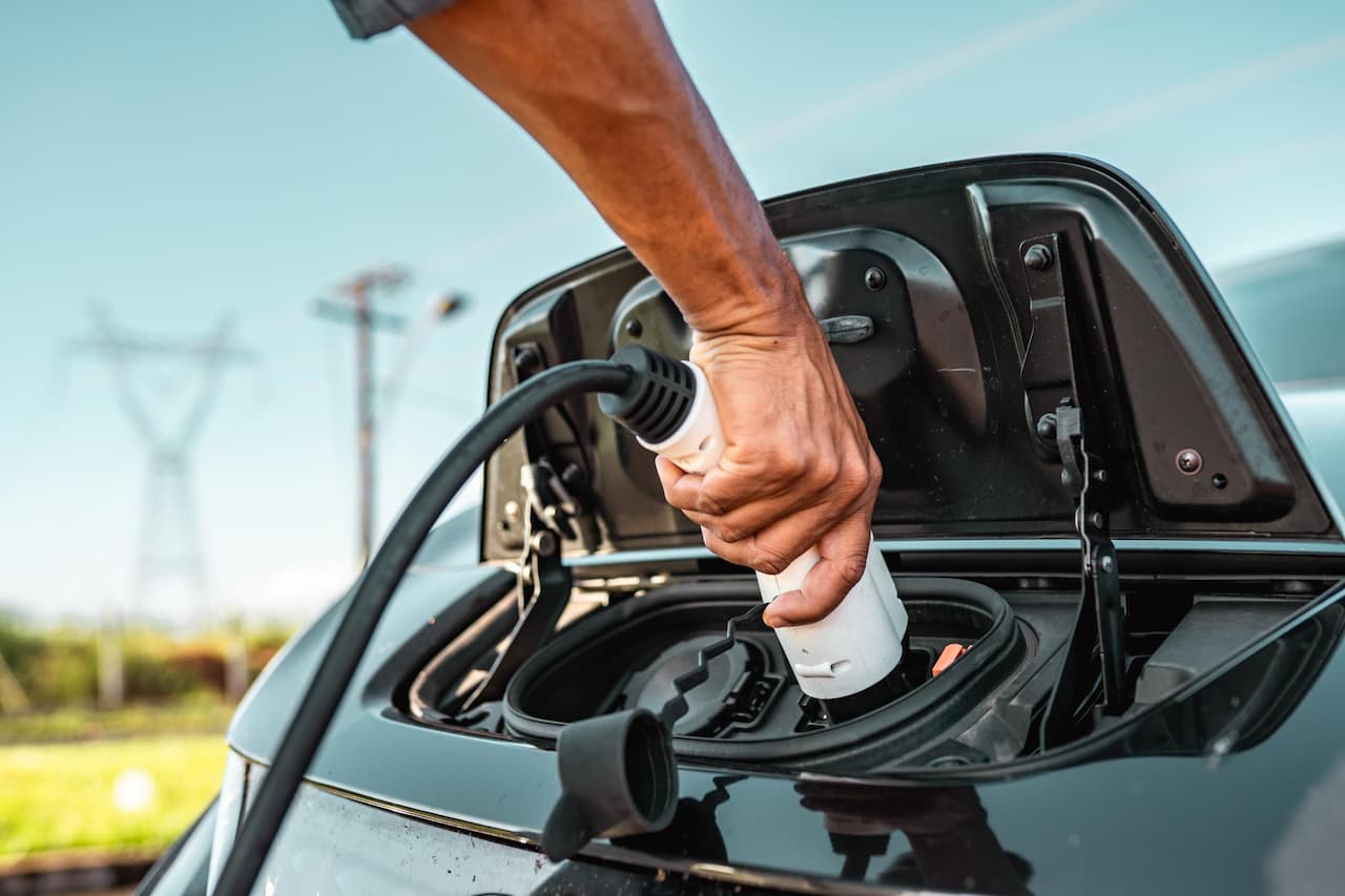 Az elektromos autó töltése a rezsicsökkentés módosítása után is olcsóbb, mint tankolni.