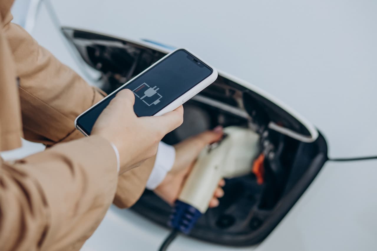 Az elektromos autót otthoni fali töltőről éri meg a leginkább tölteni.