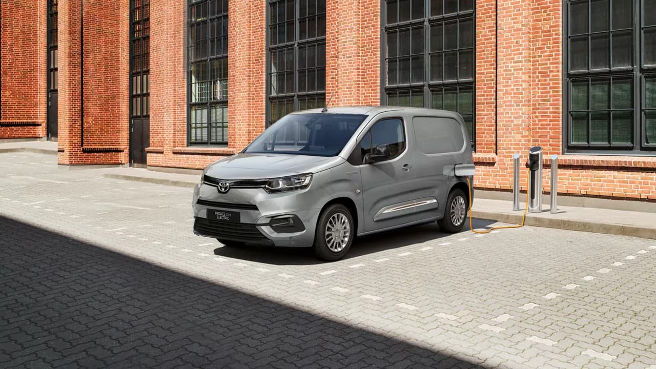 A Toyota Proace City EV 136 lóerős elektromotorral van felszerelve.
