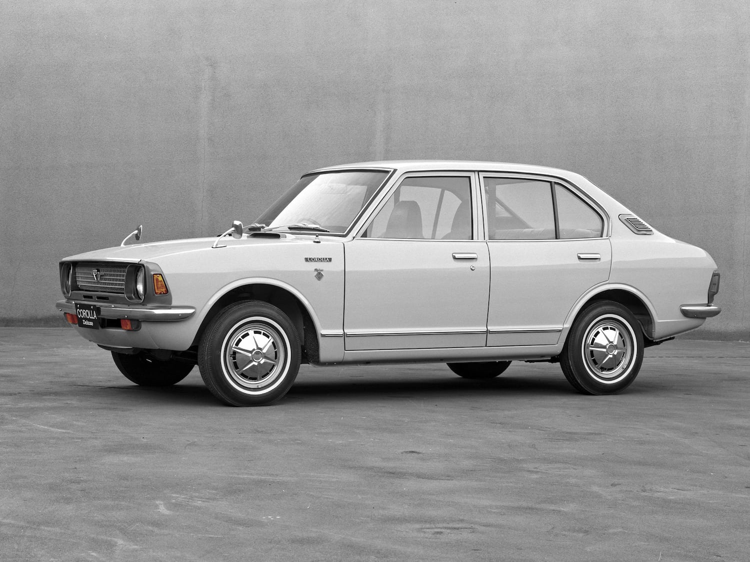 A Toyota Corolla második generációja vérbeli sedan autó.