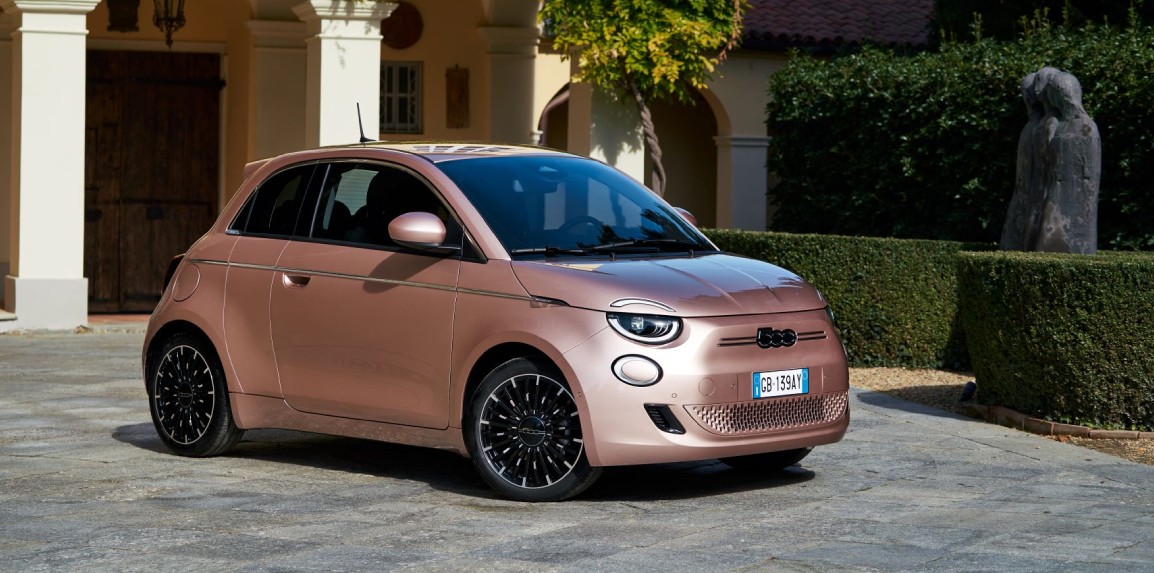 A Fiat 500e egy igazi női kisautó.